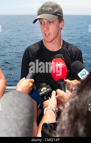 Gary Hunt interviste dopo quattro turni di spettacolare scogliera diving dall'isolotto portoghese di Vila Franca do Campo, nelle Azzorre, Russo Artem Silchenko ha preso il trofeo per il primo posto, battendo il rivale Orlando Duque di appena un decimo di punto! Terzo posto per Gary Hunt www.redbullcliffdiving.com Foto Stock