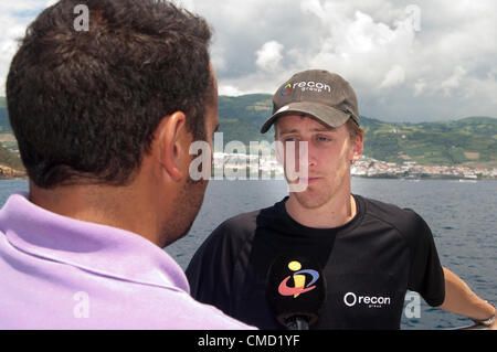 Gary Hunt interviste dopo quattro turni di spettacolare scogliera diving dall'isolotto portoghese di Vila Franca do Campo, nelle Azzorre, Russo Artem Silchenko ha preso il trofeo per il primo posto, battendo il rivale Orlando Duque di appena un decimo di punto! Terzo posto per Gary Hunt www.redbullcliffdiving.com Foto Stock