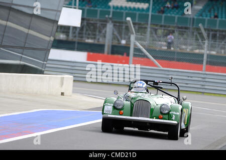 Il 21 luglio 2012, Silverstone, UK. Coronation Street attore Tony Hirst unità in pit lane dopo aver completato la qualificazione per la Silverstone Celebrity Classic Challenge Foto Stock