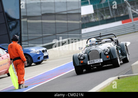 Il 21 luglio 2012, Silverstone, UK. AC/DC frontman Brian Johnson unità in pit lane dopo aver completato la qualificazione per la Silverstone Celebrity Classic Challenge Foto Stock