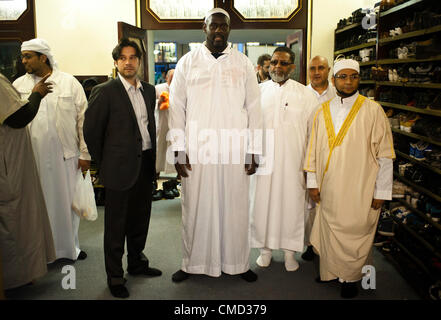 London, Regno Unito - 21 Luglio 2012: Team GB Olympic discus thrower Abdul Buhari in posa per una foto con lo sceicco Khalifa Ezzat, Testa Imam della London Central moschea a Regents Park durante il Ramadan Iftar 2012 celebrazioni Foto Stock