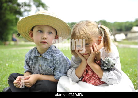 Old Bethpage, New York, Stati Uniti d'America - 21 Luglio 2012: Robert Walker, 4, di Coram e JULIAN LYNN ZOLL, 6, di Levittown, indossare vestiti della Guerra Civile americana era mentre raffigurante i membri della famiglia di unione di soldati a Camp Scott ri-creazione, al vecchio villaggio di Bethpage restauro per commemorare il centocinquantesimo anniversario della Guerra Civile Americana, Sabato, 21 luglio 2012. Foto Stock