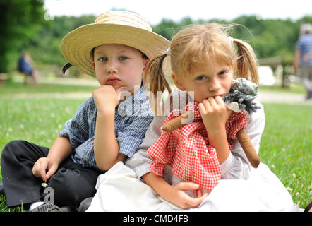 Old Bethpage, New York, Stati Uniti d'America - 21 Luglio 2012: Robert Walker, 4, di Coram e JULIAN LYNN ZOLL, 6, di Levittown, indossare vestiti della Guerra Civile americana era mentre raffigurante i membri della famiglia di unione di soldati a Camp Scott ri-creazione, al vecchio villaggio di Bethpage restauro per commemorare il centocinquantesimo anniversario della Guerra Civile Americana, Sabato, 21 luglio 2012. Foto Stock