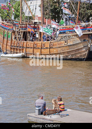 BRISTOL, Regno Unito, 22 luglio, 2012. Vecchi e giovani tra le migliaia di riempimento di banchine di Bristol per la quarantunesima edizione del porto annuale Festival. Il ritorno del tempo soleggiato richiesto una grande folla per il gregge per l'Harbourside area nel corso del fine settimana, molti dei quali sono saliti la replica nave a vela di Matthew per essere traghettato intorno al porto. Si stima che circa 300.000 persone hanno partecipato all'evento gratuito oltre tre giorni Foto Stock