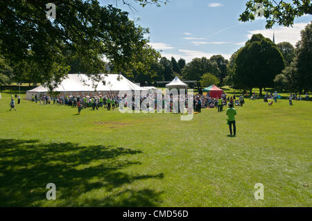 Comune di chiesa cristiana di servizio al Parco Gadebridge, Hemel Hempstead, Hertfordshire, Regno Unito domenica 22 luglio 2012. Attraverso Hemel è una settimana di eventi della comunità a Hemel Hempstead. Credito: Carpe Diem / Alamy Live News Foto Stock