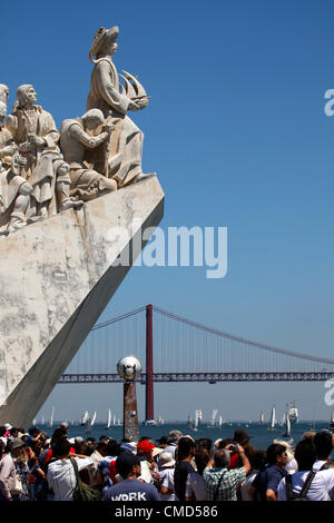 Le persone si radunano presso il Monumento delle Scoperte dal fiume Tago a guardare la sfilata del 2012 Tall Ships Race partono da Lisbona, Portogallo. Le navi stanno prendendo parte al 2012 Tall Ships gara con partenza da Lisbona il prossimo stadio della gara, a Cadice in Spagna. Credito: Stuart Forster / Alamy Live News Foto Stock