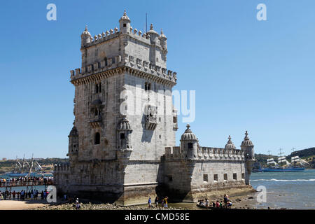 Tall Ship navigare sul fiume Tagus, oltre la Torre di Belem, come essi partono Lisbona, Portogallo. Le navi di prendere parte nel 2012 Tall Ships gara con partenza da Lisbona il prossimo stadio della gara, a Cadice in Spagna. Credito: Stuart Forster / Alamy Live News Foto Stock