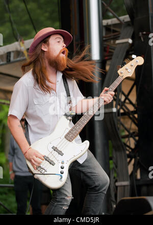 Rock Star / musicista Vince DiFiore di alt rock indie rock indy rock band Grouplove | Esecuzione / Riproduzione di un melodica all'originale esterna estiva alternativa di Lucciola Music Festival in 2012 da rana rossa | Eventi concerto si trova a Dover, Delaware, Stati Uniti Foto Stock