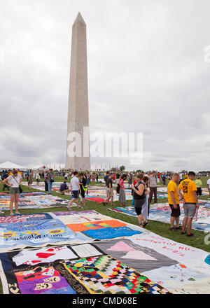 AIDS Memorial Quilt pannelli sono messe in mostra sul Mall in occasione del venticinquesimo anniversario di istituzione, precedendo la conferenza internazionale sull' AIDS - Luglio 22, 2012, Washington DC, Stati Uniti d'America Foto Stock