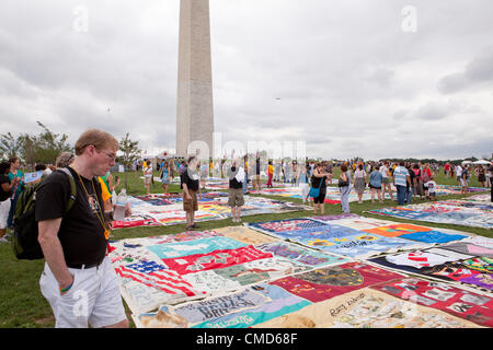 AIDS Memorial Quilt pannelli sono messe in mostra sul Mall in occasione del venticinquesimo anniversario di istituzione, precedendo la conferenza internazionale sull' AIDS - Luglio 22, 2012, Washington DC, Stati Uniti d'America Foto Stock