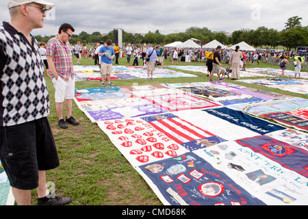 AIDS Memorial Quilt pannelli sono messe in mostra sul Mall in occasione del venticinquesimo anniversario di istituzione, precedendo la conferenza internazionale sull' AIDS - Luglio 22, 2012, Washington DC, Stati Uniti d'America Foto Stock