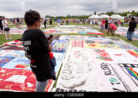 AIDS Memorial Quilt pannelli sono messe in mostra sul Mall in occasione del venticinquesimo anniversario di istituzione, precedendo la conferenza internazionale sull' AIDS a Washington, DC - Luglio 22, 2012, Washington DC, Stati Uniti d'America Foto Stock