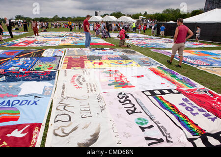 AIDS Memorial Quilt pannelli sono messe in mostra sul Mall in occasione del venticinquesimo anniversario di istituzione, precedendo la conferenza internazionale sull' AIDS - Luglio 22, 2012, Washington DC, Stati Uniti d'America Foto Stock