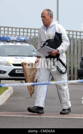 Un fatale incidente accoltellato a Benville Road, Weymouth Dorset. A 16 anni il ragazzo è stato arrestato a seguito della scoperta del corpo di una donna in un blocco di appartamenti in strada. Poliziotti armati che sono stati distaccati in per le Olimpiadi sono stati coinvolti nella ricerca per il fanciullo, che è stato arrestato a Portland. 21/07/2012 foto da: Dorset Servizio media Foto Stock