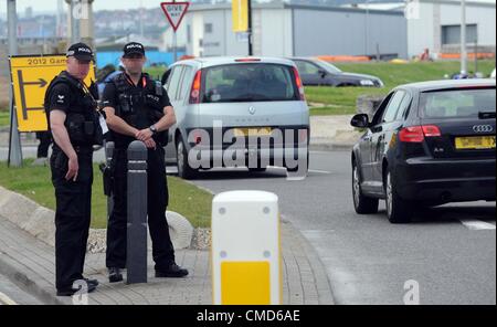 Un fatale incidente accoltellato a Benville Road, Weymouth Dorset. A 16 anni il ragazzo è stato arrestato a seguito della scoperta del corpo di una donna in un blocco di appartamenti in strada. Poliziotti armati che sono stati distaccati in per le Olimpiadi sono stati coinvolti nella ricerca per il fanciullo, che è stato arrestato a Portland. 21/07/2012 foto da: Dorset Servizio media Foto Stock