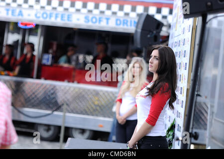 Il 21 luglio 2012, Silverstone, UK. Due ragazze aspettare sul podio dopo Silverstone la classica gara di celebrità Foto Stock