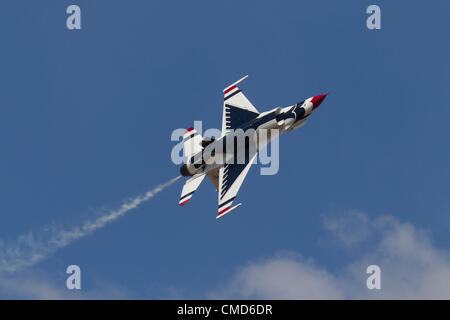 Invertita F-16C Fighting Falcon, USAF Thunderbirds aria squadrone dimostrativo, Base comune corda Lewis-Mcaria Expo, McChord Field, Tacoma, Washington, 21 Luglio 2012 Foto Stock