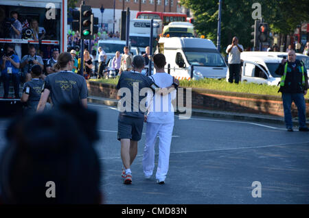 Daniel Gee, la torcia olimpica portati su Lewisham High Street, London Borough of Lewisham 23/07/2012 Foto Stock