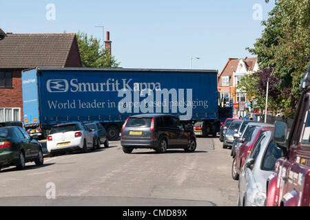 Il 23 luglio 2012. Northampton. Regno Unito. Christchurch strada bloccata per quasi un ora da una Smurfit Kappa autoarticolato a causa di una illegalmente auto parcheggiate all'angolo con Loyd Road, la polizia ha dovuto ottenere l'auto rimosse in modo che il camion può manovrare e cancellare la strada Foto Stock