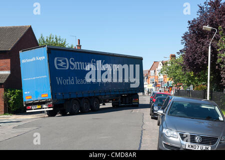 Il 23 luglio 2012. Northampton. Regno Unito. Christchurch strada bloccata per quasi un ora da una Smurfit Kappa autoarticolato a causa di una illegalmente auto parcheggiate all'angolo con Loyd Road, la polizia ha dovuto ottenere l'auto rimosse in modo che il camion può manovrare e cancellare la strada Foto Stock