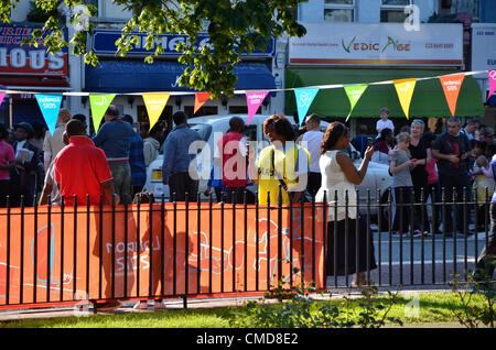 Benvenuto ai partecipanti la fiamma olimpica, la torcia olimpica portati su Lewisham High Street, London Borough of Lewisham 23/07/2012 Foto Stock