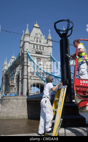 Londra, Inghilterra, Regno Unito. Lunedì, 23 luglio 2012. Pittori erano fuori in pieno vigore al più Riverside di Londra e al Tower Bridge oggi, 23 luglio, per dare alla città un altro strato di vernice per rendere l'Olympic host city di guardare le sue migliori per il 2012 giochi. Foto Stock