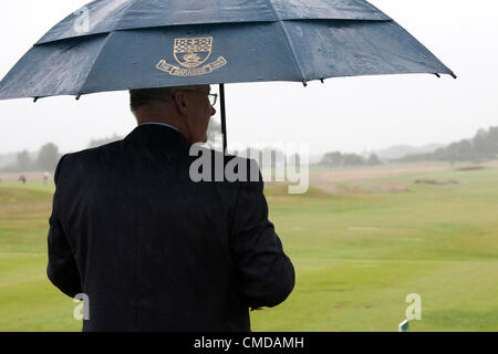 23 luglio 2012, Kilmarnock (Barassie) Golf Club, Troon, Ayrshire. Alex Stevens, ufficiale starter ripari sotto un ombrello in corrispondenza della posizione di antipasti affacciato sul fairway prima su R e A Seniors Open qualificazioni che si terrà più tardi in Turnberry Foto Stock