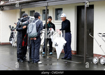 23 luglio 2012, Kilmarnock (Barassie) Golf Club, Troon, Ayrshire, in Scozia, Regno Unito, Isao Aoki, dal Giappone, professional golfer, dopo che egli ha completato il suo turno di qualificazione rigature 74 per il Royal e antiche Seniors Open. Egli viene intervistato dalla televisione giapponese immediatamente egli ha completato il suo giro e presentare il suo punteggio delle carte. Foto Stock