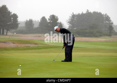 23 luglio 2012, Kilmarnock (Barassie) Golf Club, Troon, Ayrshire, in Scozia, Regno Unito, Isao Aoki, dal Giappone, professional golfer,completando il suo turno di qualificazione per il 2012 Royal e antiche anziani una concorrenza aperta. Egli sta mettendo il diciottesimo verde. Egli affonda questo birdie putt per un punteggio finale di 74. Foto Stock