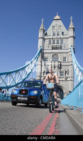 Londra, Inghilterra, Regno Unito. Lunedì, 23 luglio 2012. taxi driver supportati tramite le loro organizzazioni sindacali hanno protestato oggi, lunedì 23 luglio, sul ponte della torre per non essere in grado di utilizzare il cosiddetto 'giochi lanes', della Olympic route di rete (ORN). i ciclisti, tuttavia, sarà in grado di utilizzare queste corsie. Foto Stock