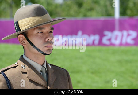 Londra, Inghilterra: Lunedì 23 luglio 2012, un membro del 36 Engineering reggimento durante la gazzetta alzabandiera cerimonia nel Villaggio Olimpico. Foto di Roger Sedres/ImageSA Foto Stock