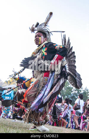 Nativi americani provenienti da tutto il Nord America si sono riuniti per cantare, la danza e il tamburo al trentanovesimo annuale Courte Lac Ojibwe Orielles 'onorare la Terra' Pow Wow vicino Hayward, Wisconsin, Stati Uniti d'America -- 20-22 luglio, 2012 Foto Stock