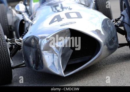 Il 22 luglio 2012, Silverstone, UK. Chris Wilks' profonda Sanderson dopo danneggiamento nella storica Formula Junior gara a Silverstone Classic 2012 Foto Stock