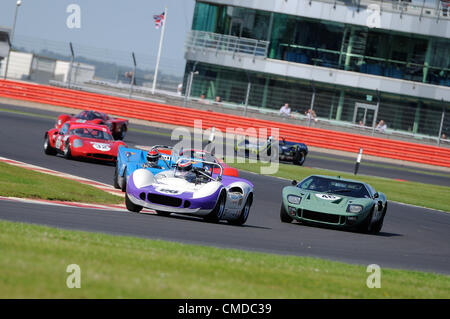 Il 22 luglio 2012, Silverstone, UK. La gara di auto attraverso Luffield durante il World Sports Car Masters gara a Silverstone Classic 2012 Foto Stock