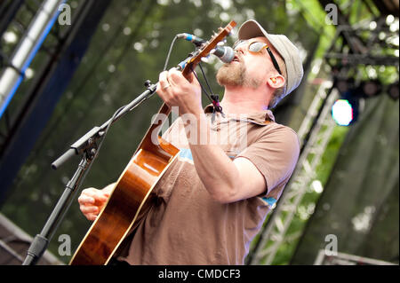 Rock Star / cantante John McCrea di alt rock indie rock indy rock band cake | Esecuzione / a suonare la chitarra e canto presso l'originale esterna estiva alternativa di Lucciola Music Festival in 2012 da rana rossa | Eventi concerto si trova a Dover, Delaware, Stati Uniti Foto Stock