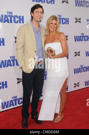 Nicholas Braun, Madre presso gli arrivi per guardare la Premiere, Grauman's Chinese Theatre di Los Angeles, CA Luglio 23, 2012. Foto di: Dee Cercone/Everett Collection Foto Stock