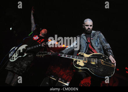 Noi gruppo punk rancido cantanti e chitarristi Lars Frederiksen (sinistra) e Tim Armstrong eseguire a Praga, Repubblica Ceca Lunedì, 23 luglio, 2012. (CTK foto/Katerina Sulova) Foto Stock