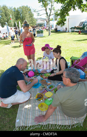 Il 24 luglio 2012. Llanelwedd, Wales, Regno Unito. I visitatori godere il tempo presso il Royal Welsh Show 2012. Photo credit: Graham M. Lawrence/Alamy Live News Foto Stock