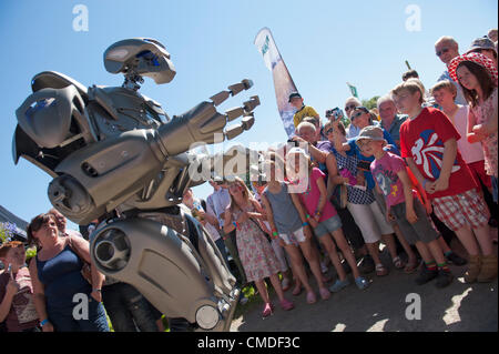 Il 24 luglio 2012. Llanelwedd, Wales, Regno Unito. tITAN IL ROBOT diverte la folla.i visitatori godere il tempo presso il Royal Welsh Show 2012. Photo credit: Graham M. Lawrence/Alamy Live News Foto Stock