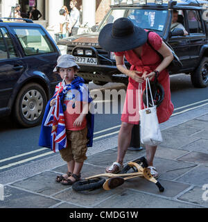 Hill Street, Richmond Upon Thames, London, Regno Unito, martedì 24 luglio 2012 il viaggio della torcia ha iniziato a Kingston intorno a 8.20am e arrivati al prosciutto a circa 9.50am. La torcia è poi passato attraverso Richmond e Kew prima voce su LB Hounslow a circa 11,25 am. Foto Stock