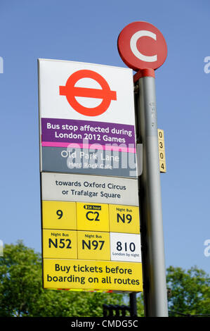 Londra, UK, Lunedì 23 Luglio, 2012. Segno di bus su Piccadilly con un avvertimento di interruzioni durante i giochi. Il London 2012 Giochi Olimpici sarà ufficialmente inaugurato venerdì 27 luglio 2012 a 9pm. Foto Stock