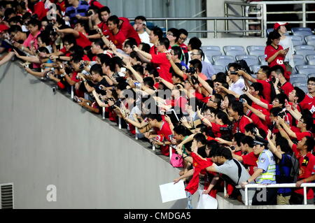 24.07.2012. Shanghai, Cina; sessione di allenamento del Manchester United per la prossima partita amichevole contro la Shanghai Shenhua mercoledì durante il loro tour in Cina. I fan di attendere per ottenere autografi dai giocatori Foto Stock