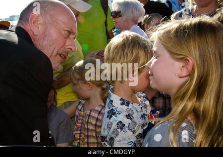 Medaglia d'oro olimpica Steve Ovett segni autografi fo i suoi fan come egli è data la libertà della città di Brighton & Hove, la sua città, per contrassegnare le Olimpiadi martedì 24 luglio 2012 photo©Julia Claxton Foto Stock