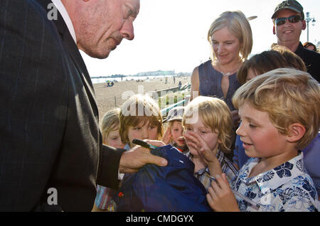 Medaglia d'oro olimpica Steve Ovett segni autografi fo i suoi fan come egli è data la libertà della città di Brighton & Hove, la sua città, per contrassegnare le Olimpiadi martedì 24 luglio 2012 photo©Julia Claxton Foto Stock