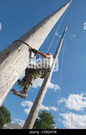 Il 24 luglio 2012. Llanelwedd, Wales, Regno Unito. GeorgeTipping 79 da Liverpool completa un 80ft polo sponsorizzati salire per le borse Marie Curie per la cura del cancro di carità presso la sede per il Welsh Open Pole di arrampicata di velocità la concorrenza che si terrà presso il Royal Welsh Showground durante Visualizza settimana. George ha cominciato la scalata polo all'età di 65 anni quando ha visitato questa stessa posizione nel Galles centrale. Credito foto Graham M. Lawrence/Alamy Live News. Foto Stock