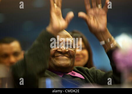 CAPE Town, Sud Africa - 24 Luglio: Arcivescovo Emerito Desmond durante un banchetto presso il lancio del "Ubuntu in casa" progetto sulla luglio 24, 2012 a Città del Capo in Sud Africa. Tutu celebrava anche il suo 57 anniversario di matrimonio alla moglie Lia. (Foto di Gallo Immagini / Tempi / Halden Krog) Foto Stock