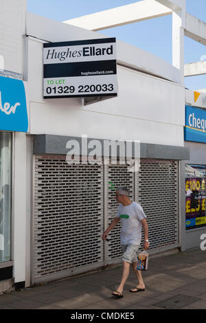In Inghilterra il 25 luglio 2012. La recessione ha colpito high street sconti e chiusure. Svuotare negozi chiusi in affitto Foto Stock