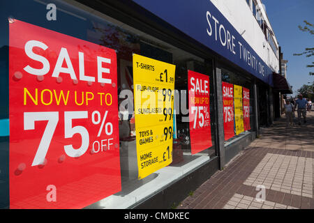 In Inghilterra il 25 luglio 2012. La recessione ha colpito high street sconti e chiusure. Vendite massicce di attirare i clienti. Foto Stock
