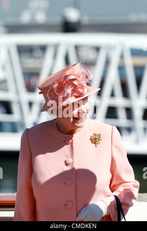 25 luglio 2012 Cowes, Regno Unito.HRH Queen Elizabeth II visita Cowes, Isle of Wight l'ultimo giorno del suo giubileo di Diamante Tour del Regno Unito. La regina si prepara a svelare una targa a ricordo della sua visita e prima di aprire ufficialmente Cowes RNLI stazione. Credito: Darren Toogood / Alamy Live News Foto Stock