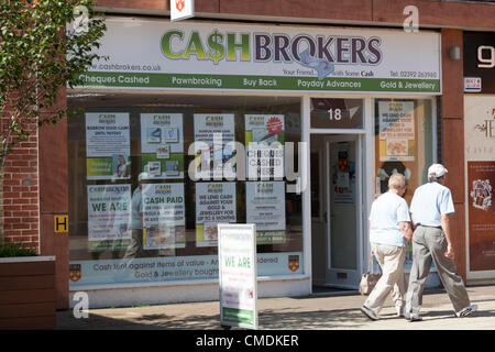 In Inghilterra il 25 luglio 2012. La recessione ha colpito high street sconti e chiusure. Pedina broker e convertitori di cassa ancora lì. Foto Stock